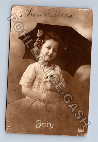 Pohlednice Francie dívka s květinou Amitié 1918 (M42986)