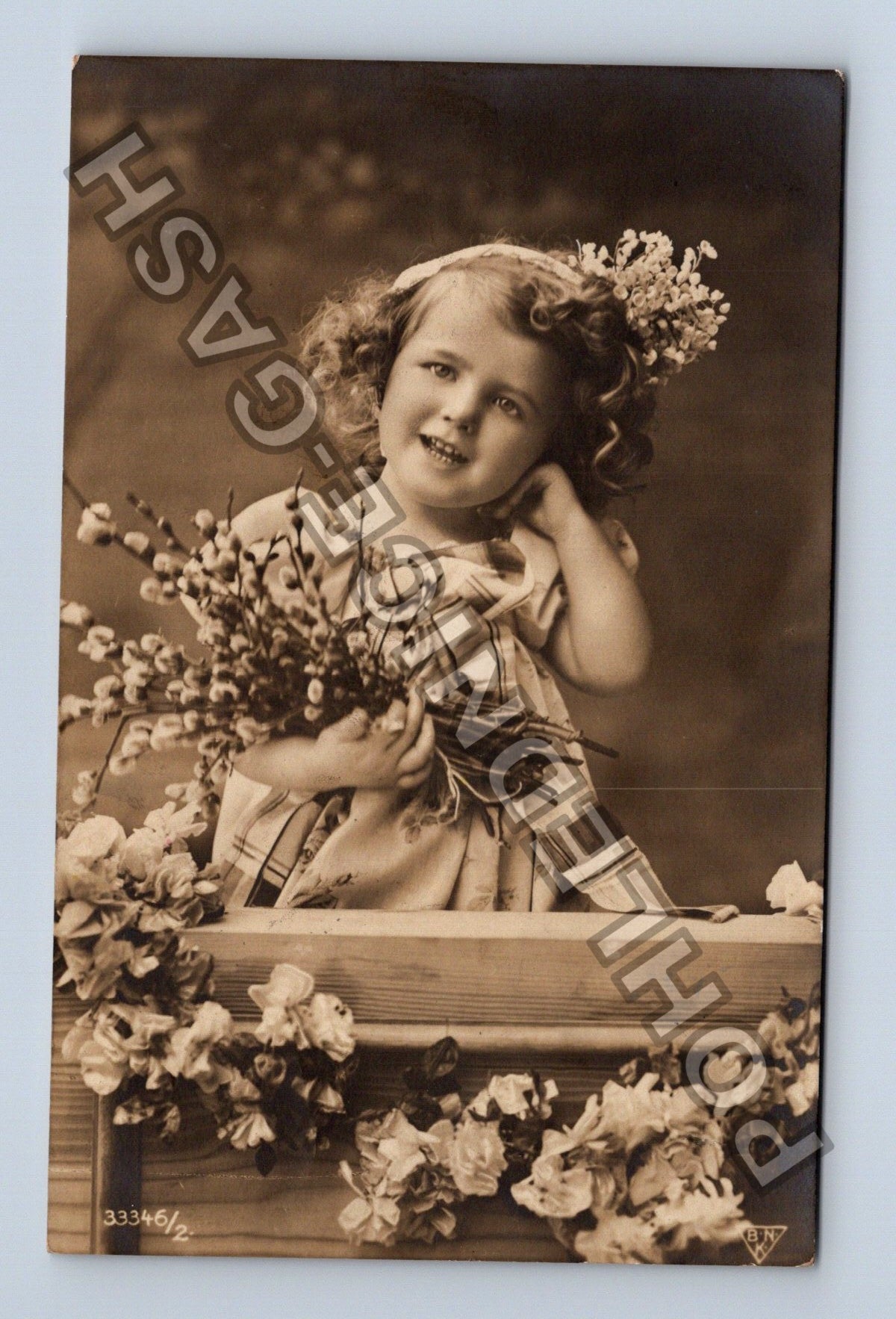 Pohlednice Dívka s květinami a kočičkami (M42996)