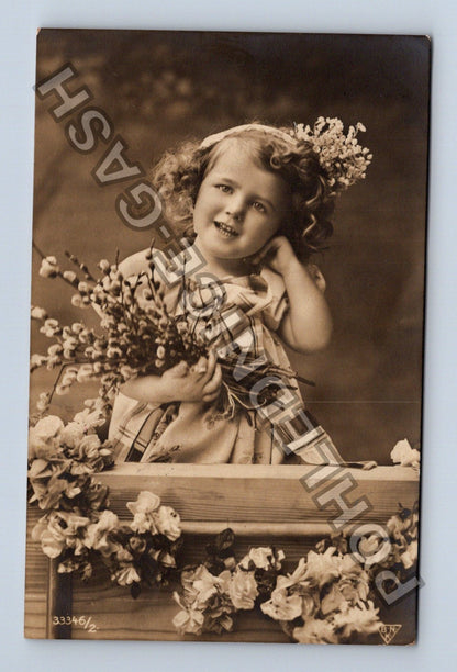 Pohlednice Dívka s květinami a kočičkami (M42996)