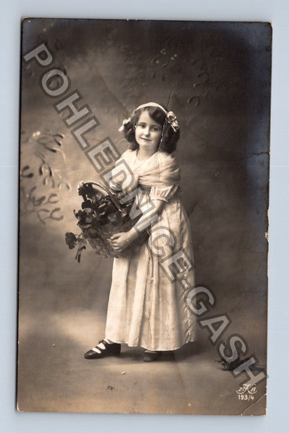 Pohlednice Dívka s košíkem květin 1914 (M43023)