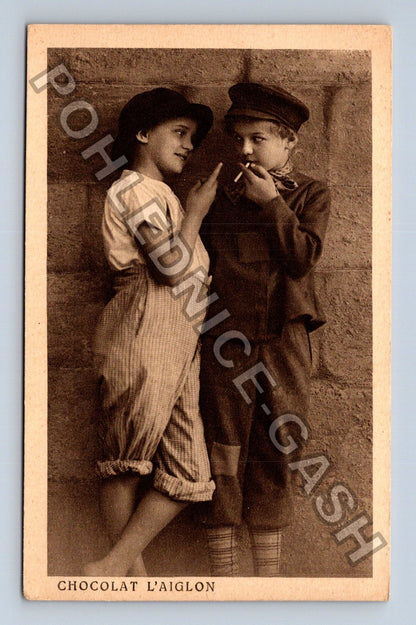 Pohlednice Francie dva chlapci s cigaretou Chocolat LAiglon (M43040)