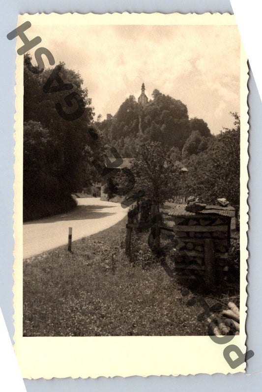 Pohlednice hrad v přírodě černobílá (M436)