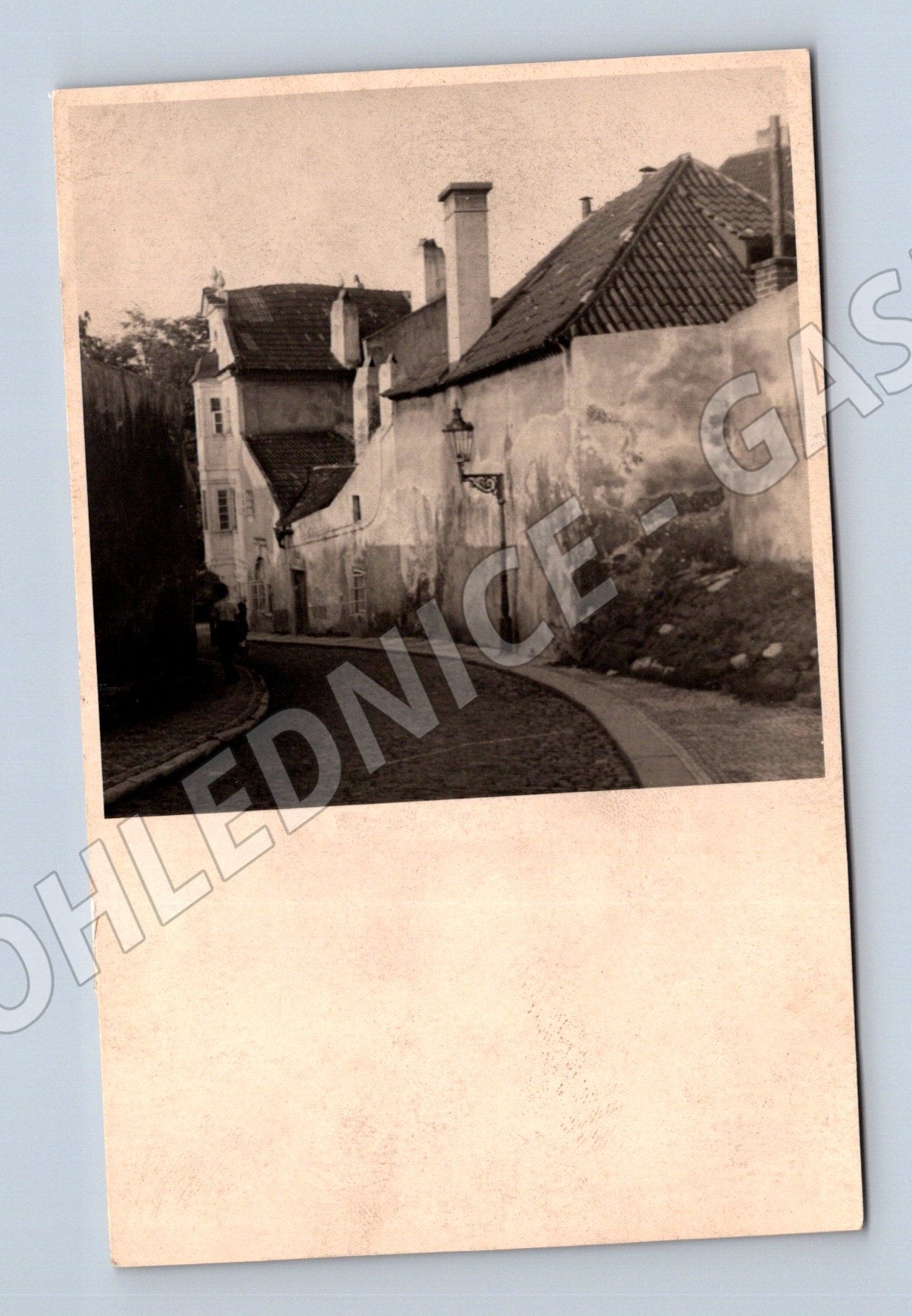 Pohlednice hradní či zámecké nádvoří čb (M4417)