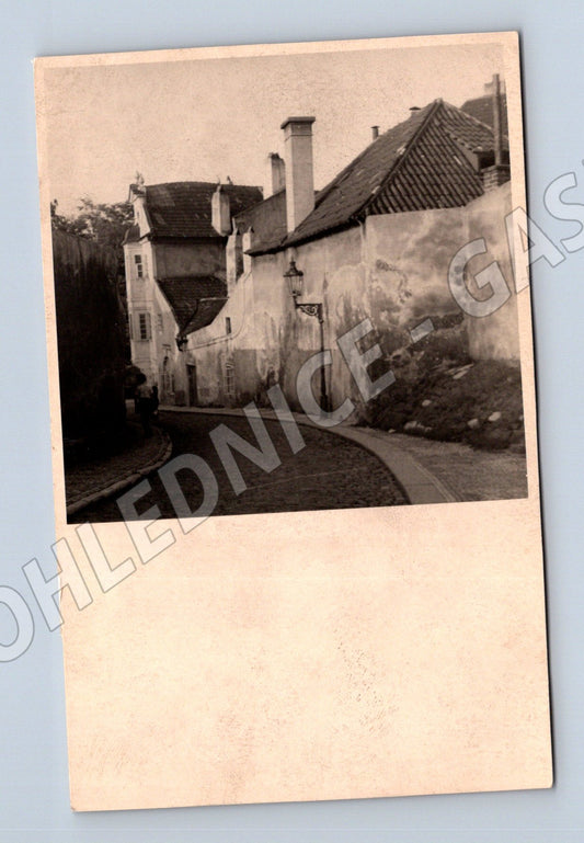 Pohlednice hradní či zámecké nádvoří čb (M4417)