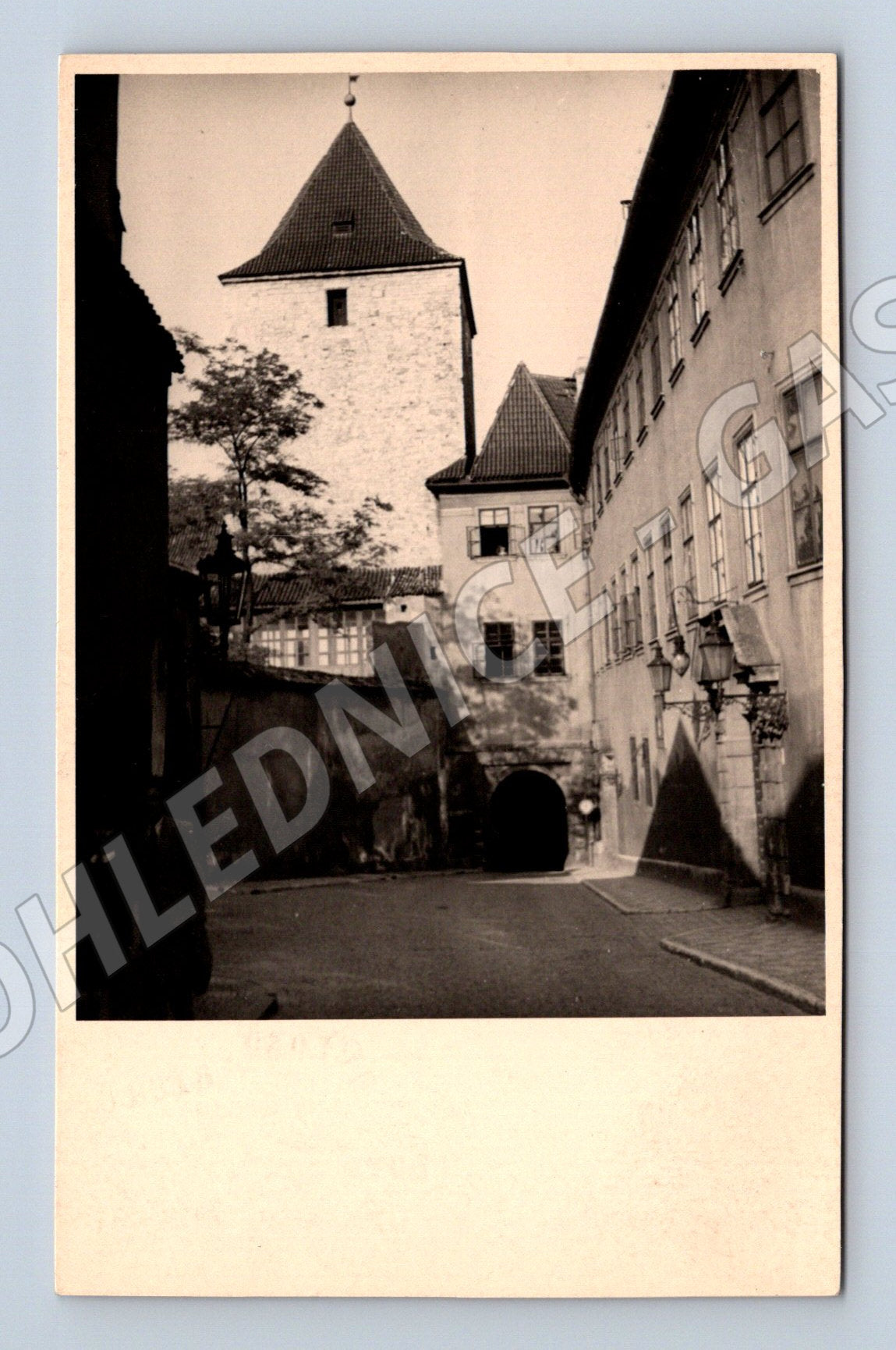 Postcard castle tower and gate (M4712)