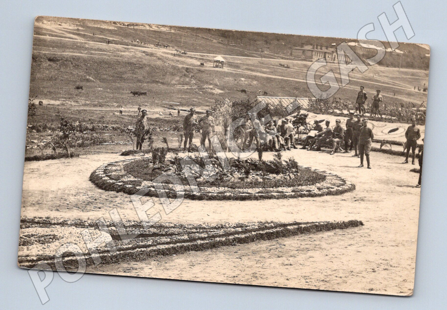 Pohlednice ČR 1918 vojáci v parku ručně psaná (M5460)