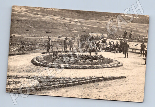 Pohlednice ČR 1918 vojáci v parku ručně psaná (M5460)