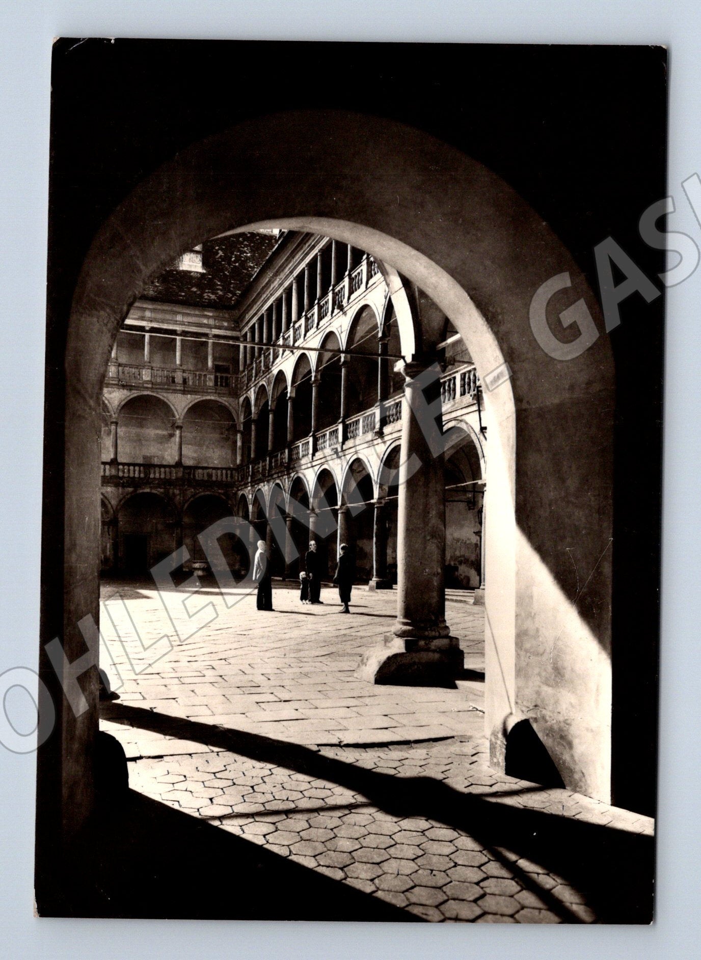 Pohlednice Opočno státní zámek nádvoří (M5899)