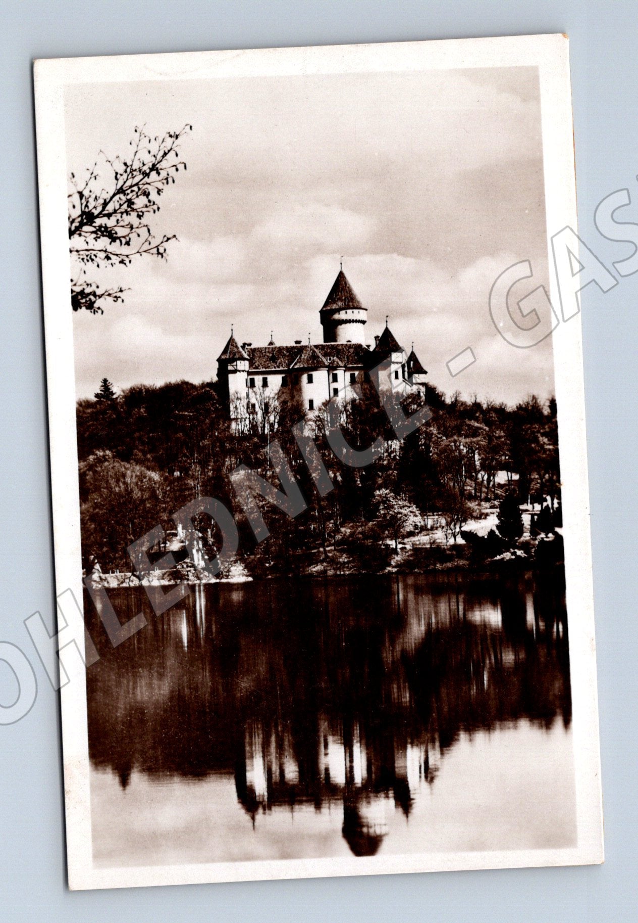 Pohlednice Hrad či zámek černobílá nepopsaná (M6179)