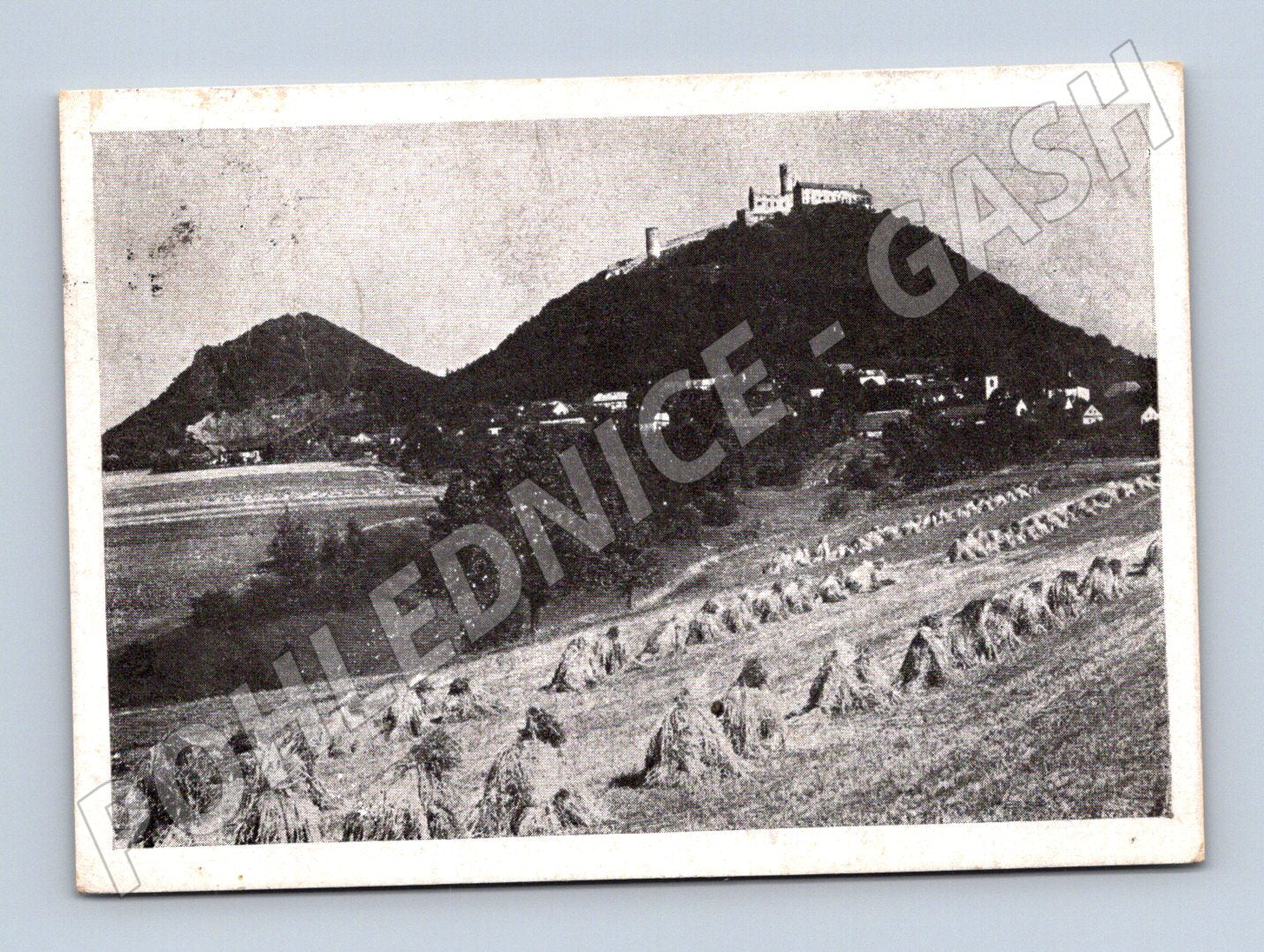 Pohlednice Hrad a vesnice zemědělská krajina (M6223)