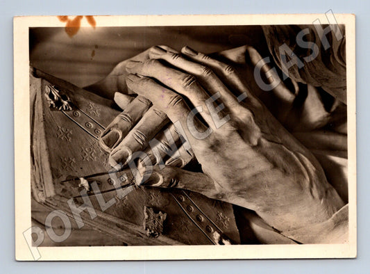 Postcard Riemenschneider hand detail Creglingen (M6947)