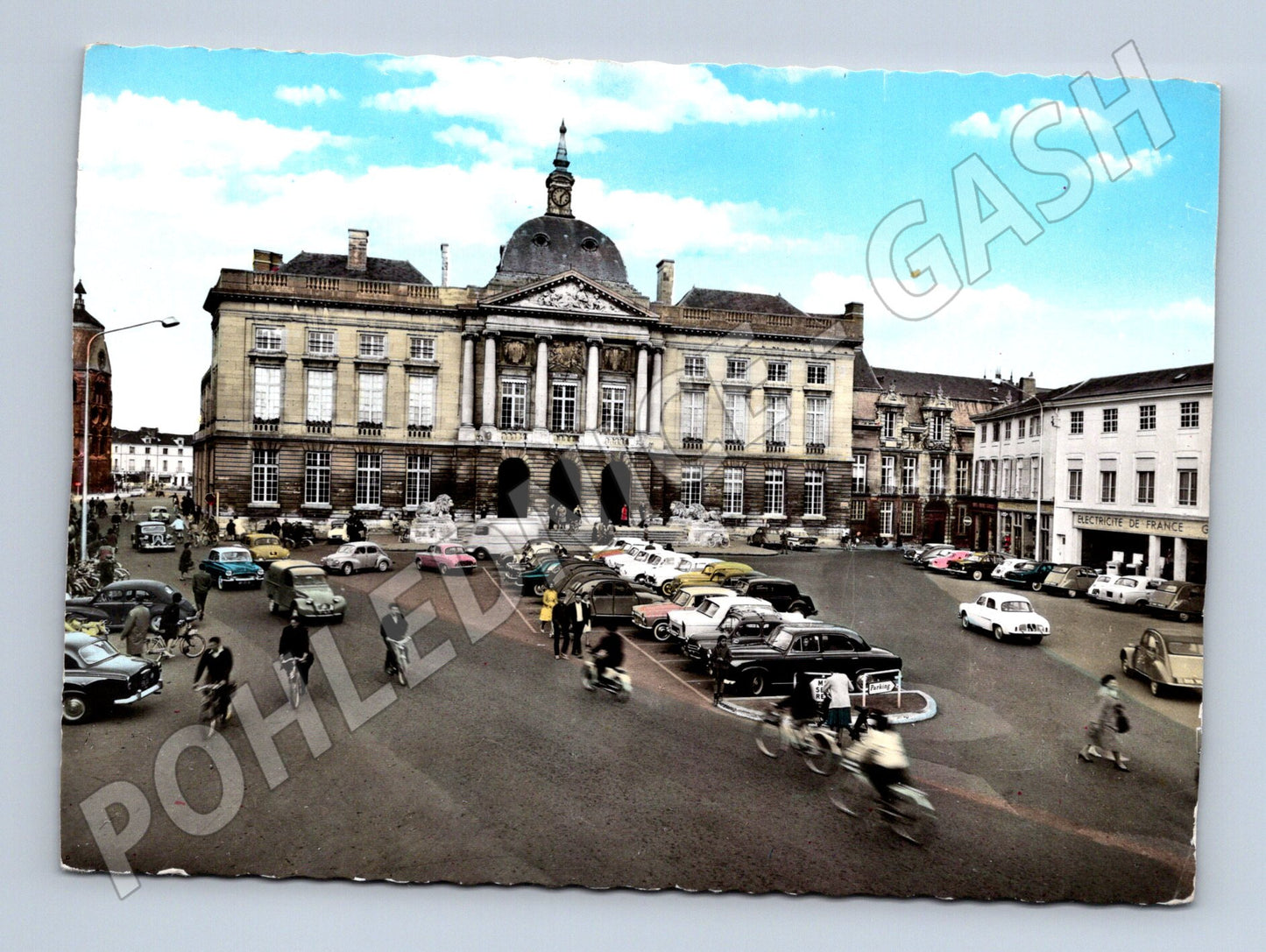 Postcard Châlons sur Marne Place Foch colored 50s (M7645)