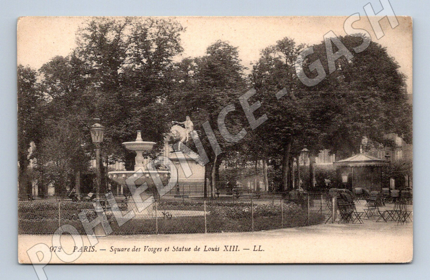 Pohlednice Paříž Square des Vosges socha Ludvíka XIII (M7726)