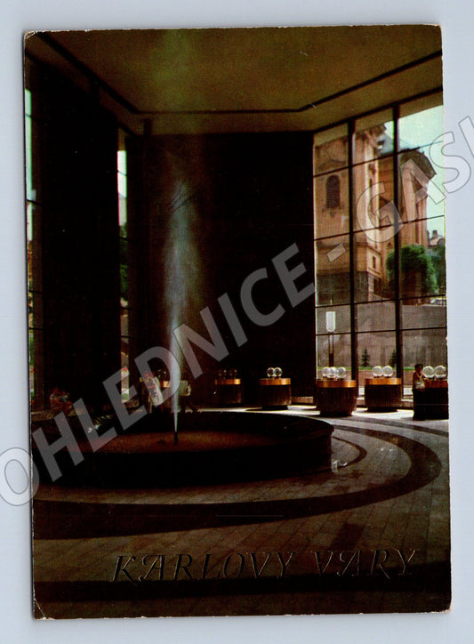 Pohlednice Karlovy Vary Vřídlo Gagarinova kolonáda ČSSR (M8273)