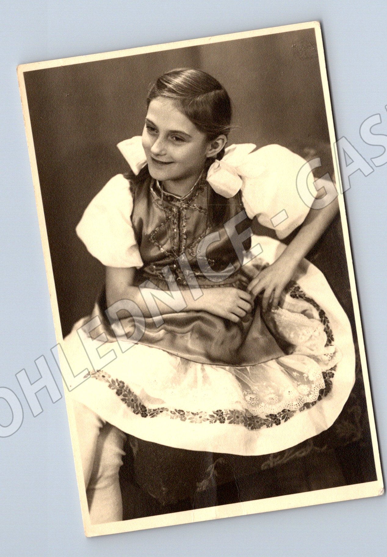 Pohlednice Slovenská dívka v kroji Divald stará (M8468)