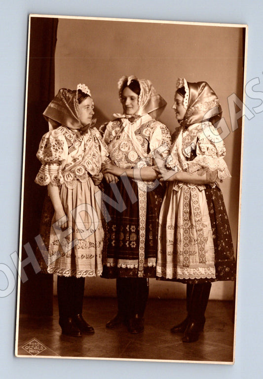 Pohlednice Dívky v lidových krojích starší etnografie (M8486)