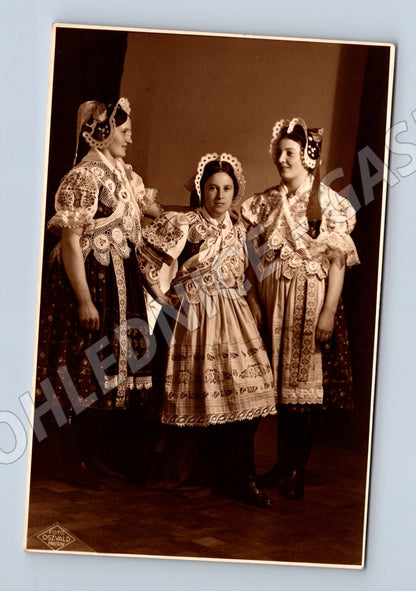 Pohlednice Žena a dítě v kroji černobílá skvělý stav (M8487)