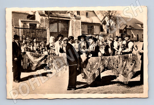 Zatahování svatby na Chodsku české kroje (M8513)