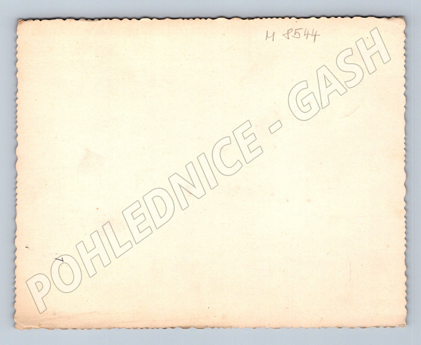 Holčička se sněhovou koulí vánoční pohled (M8544)