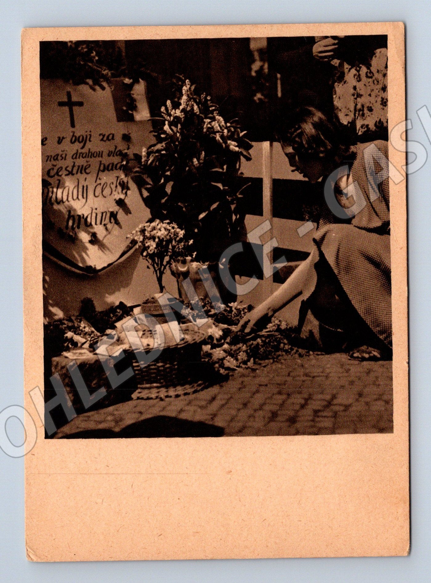 Postcard May 1945 Trenches on the pavement memorial (M8652)