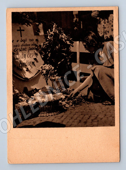 Postcard May 1945 Trenches on the pavement memorial (M8652)