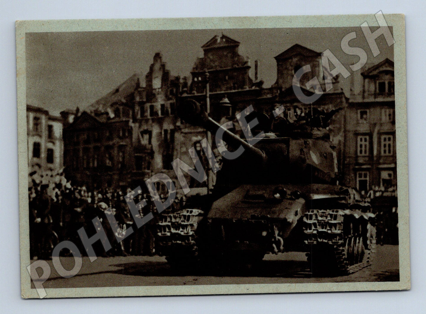 Pohlednice Květen 1945 tank na náměstí (M8660)