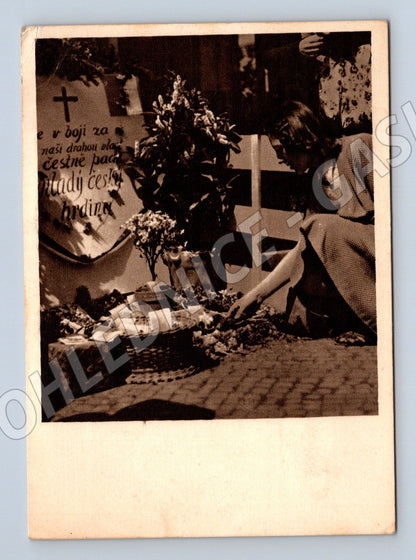 Postcard May 1945 Trenches on the pavement small format (M8667)