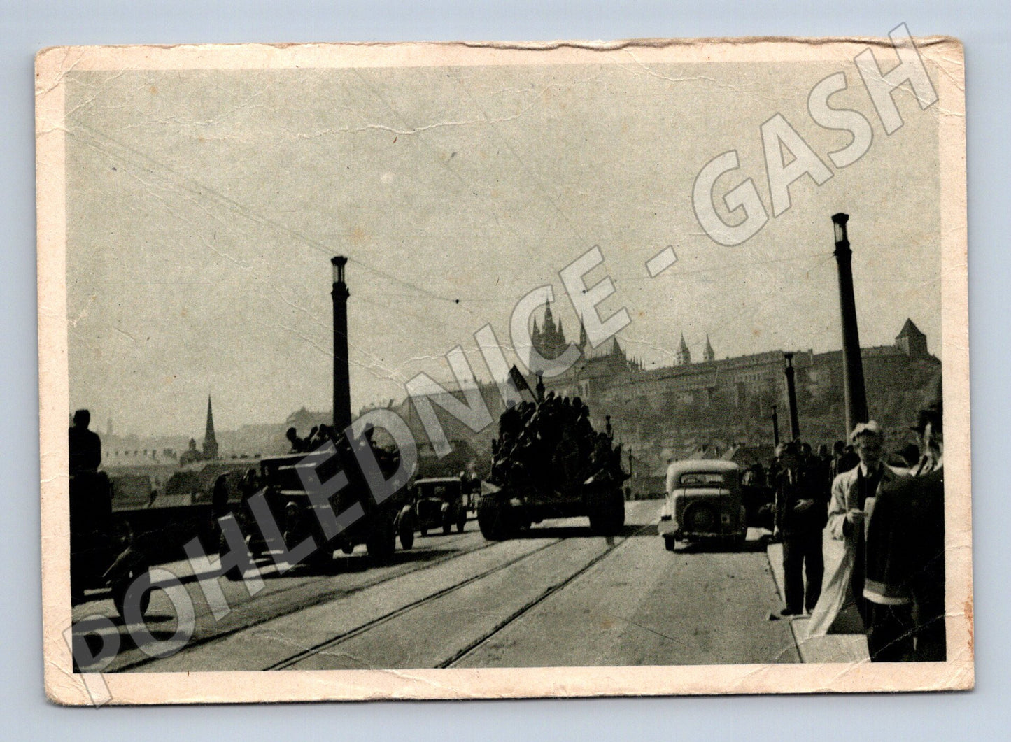 Postcard Russian tanks Mánesův most Prague (M8670)
