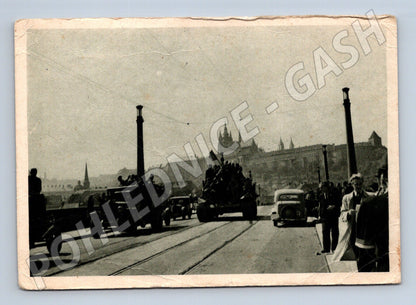 Postcard Russian tanks Mánesův most Prague (M8670)