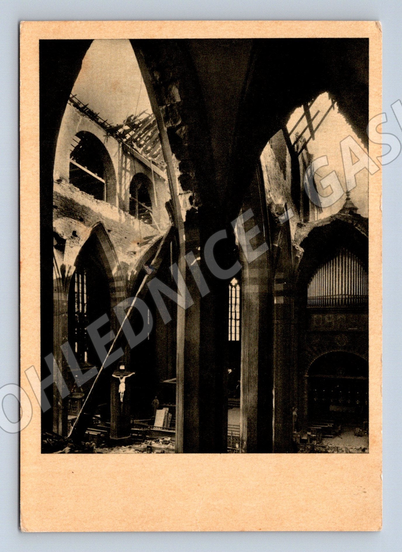 Pohlednice Emauzský kostel po bombardování 1945 (M8678)