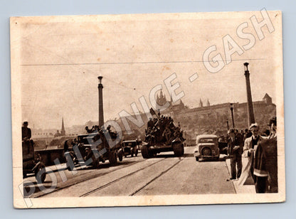 Postcard Russian tanks Mánes Bridge Prague (M8704)