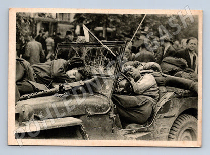 Pohlednice Vojáci v automobilu odpočinek WWII (M8729)