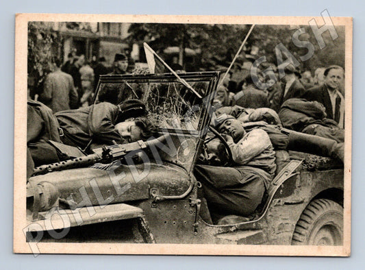 Pohlednice Vojáci v automobilu odpočinek WWII (M8729)