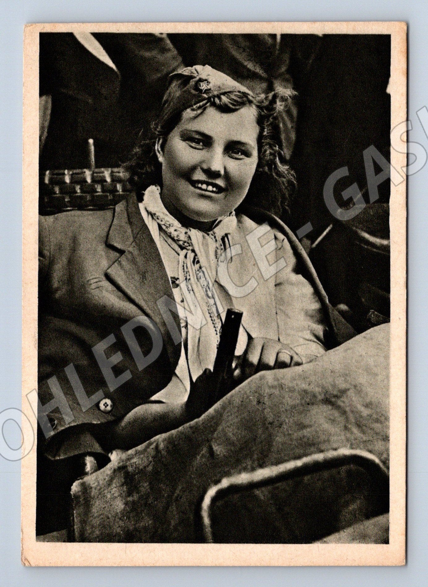 Pohlednice Krasnoarmějka II žena v uniformě (M8734)