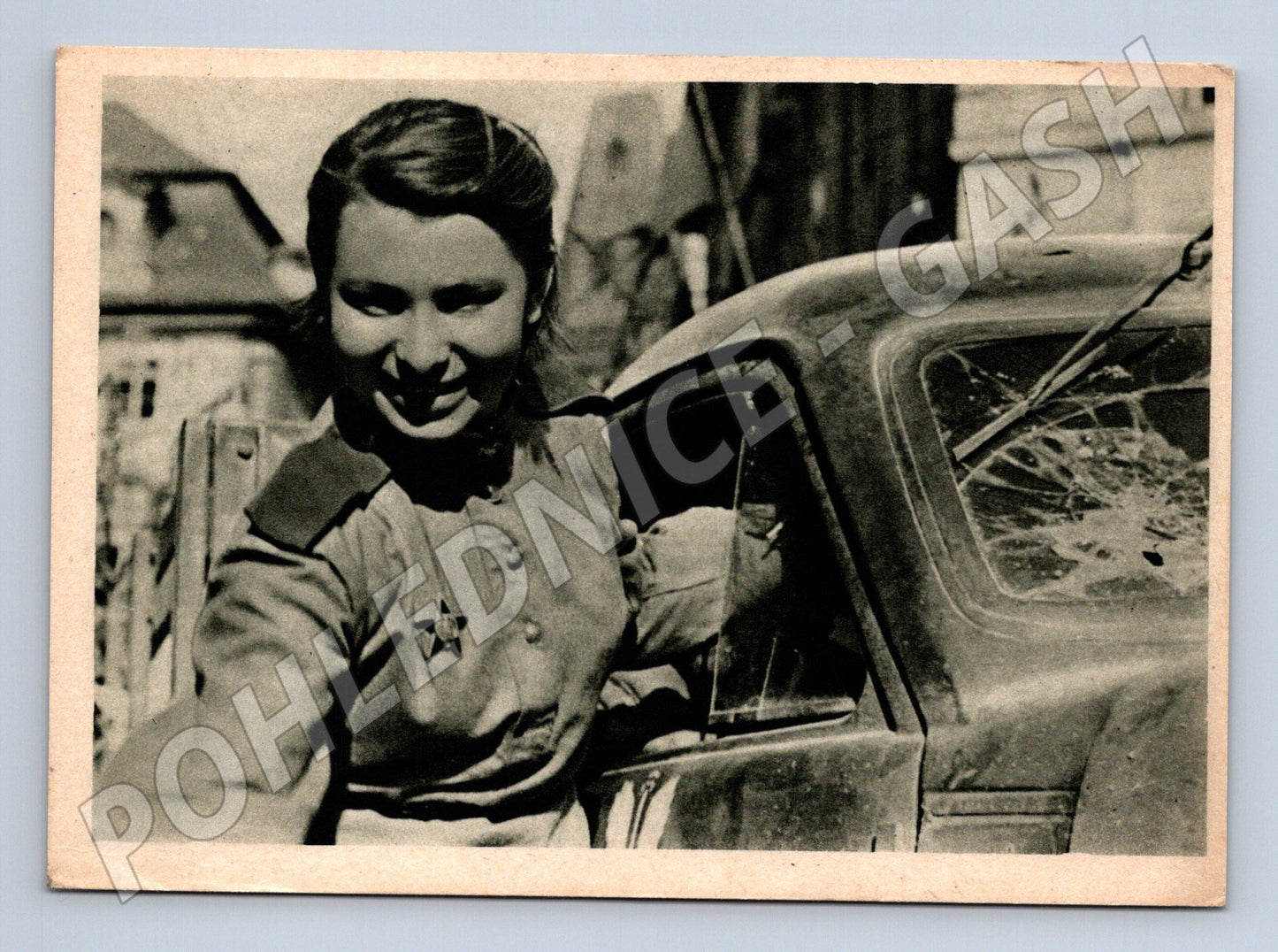 Postcard Krasnoarmejka I WWII historical (M8746)