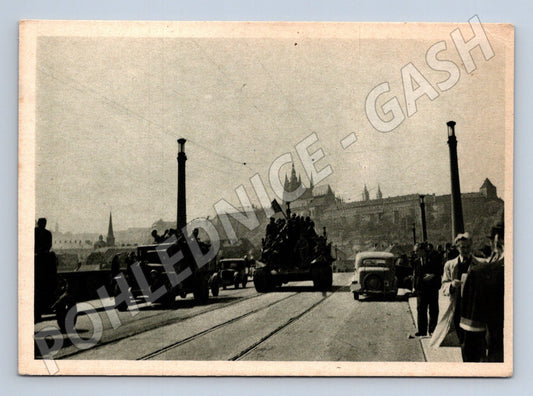 Postcard Russian tanks Mánesův most Prague (M8748)