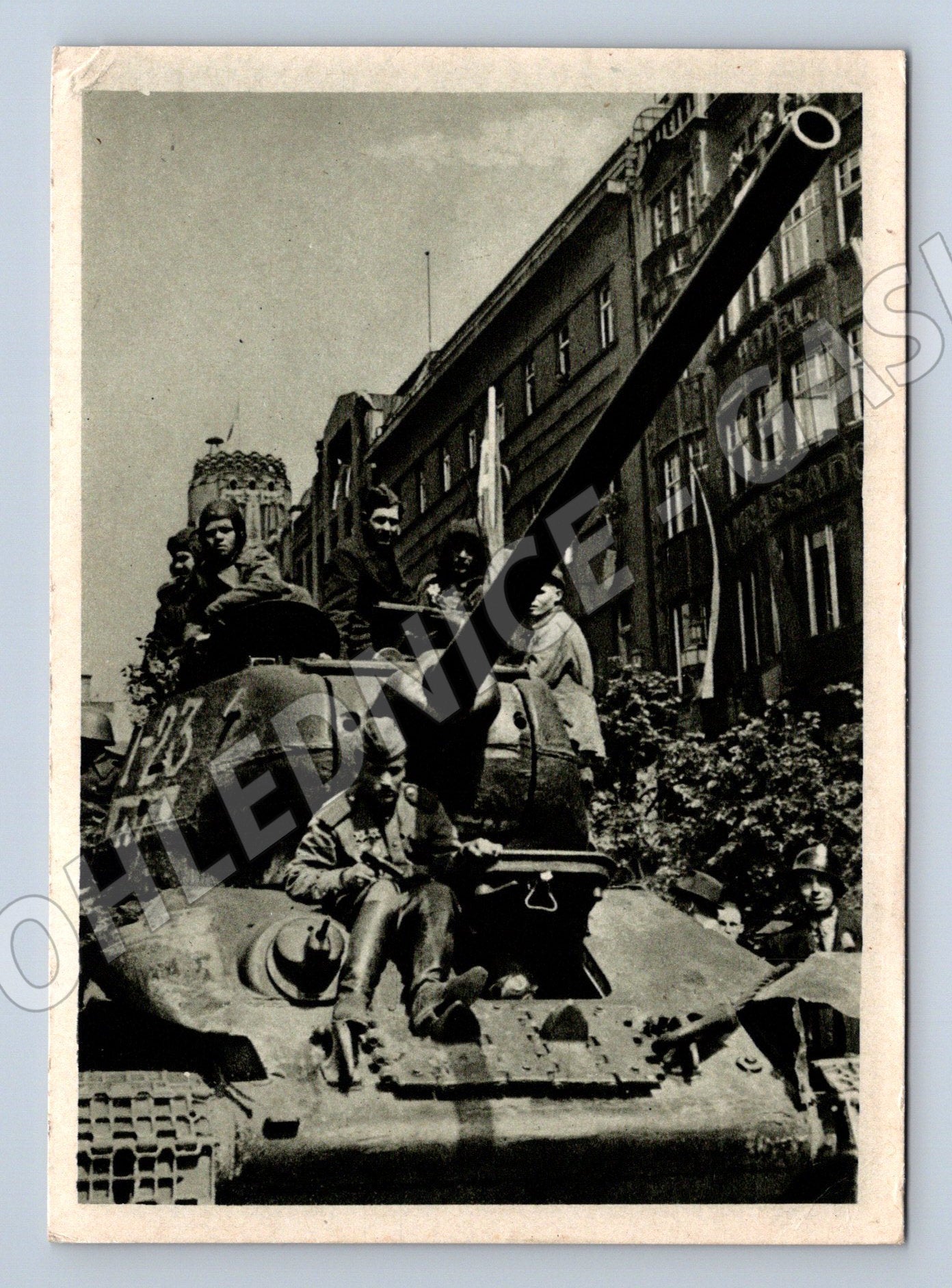 Postcard Tank liberating the city WWII (M8767)