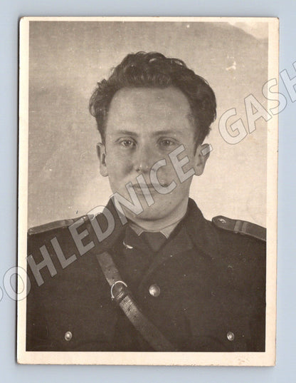 Postcard portrait of a man in an old uniform (M8802)