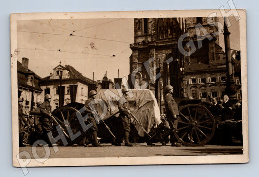 Pohlednice Vojenský průvod Staroměstské náměstí (M8809)