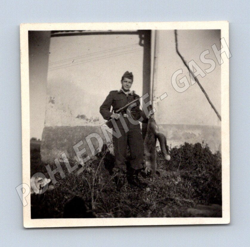Postcard soldier with fox hunting trophy (M8813)