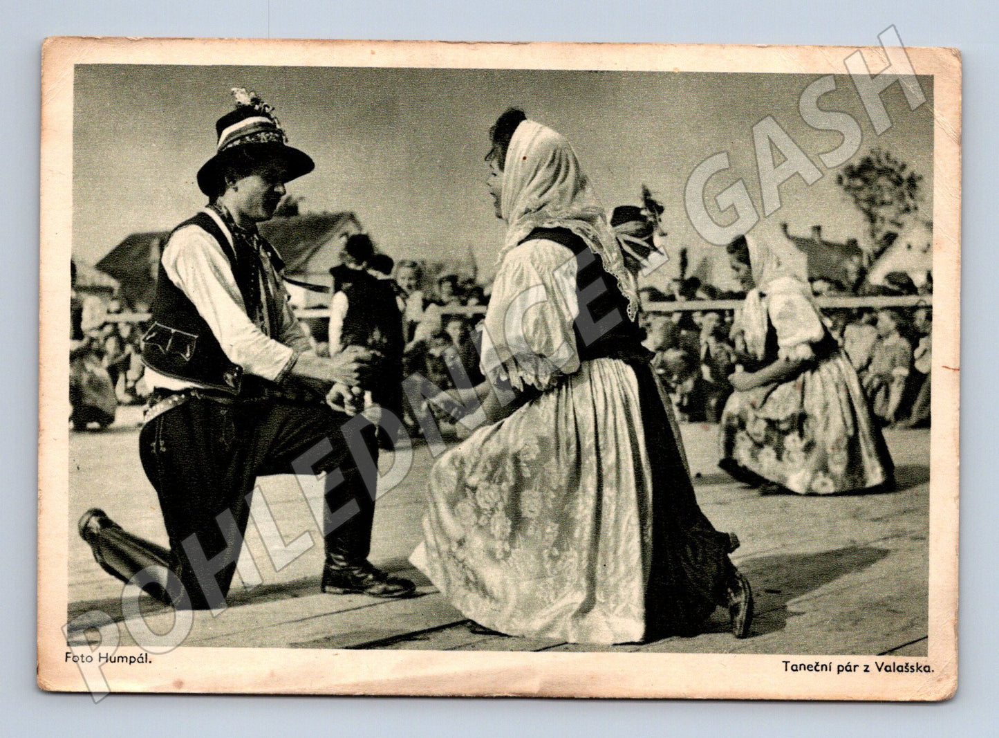 Postcard dancing couple Wallachia folk costumes 1944 (M8817)