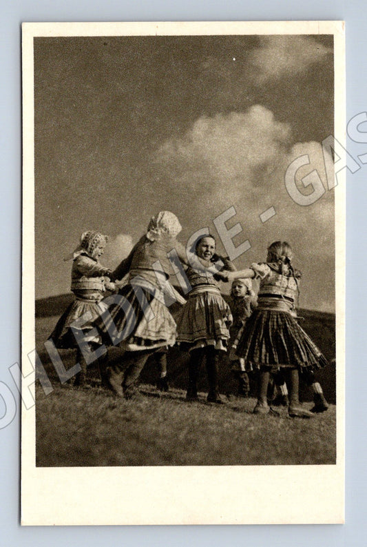 Postcard Spring and Youth Girls in Traditional Costumes (M8878)