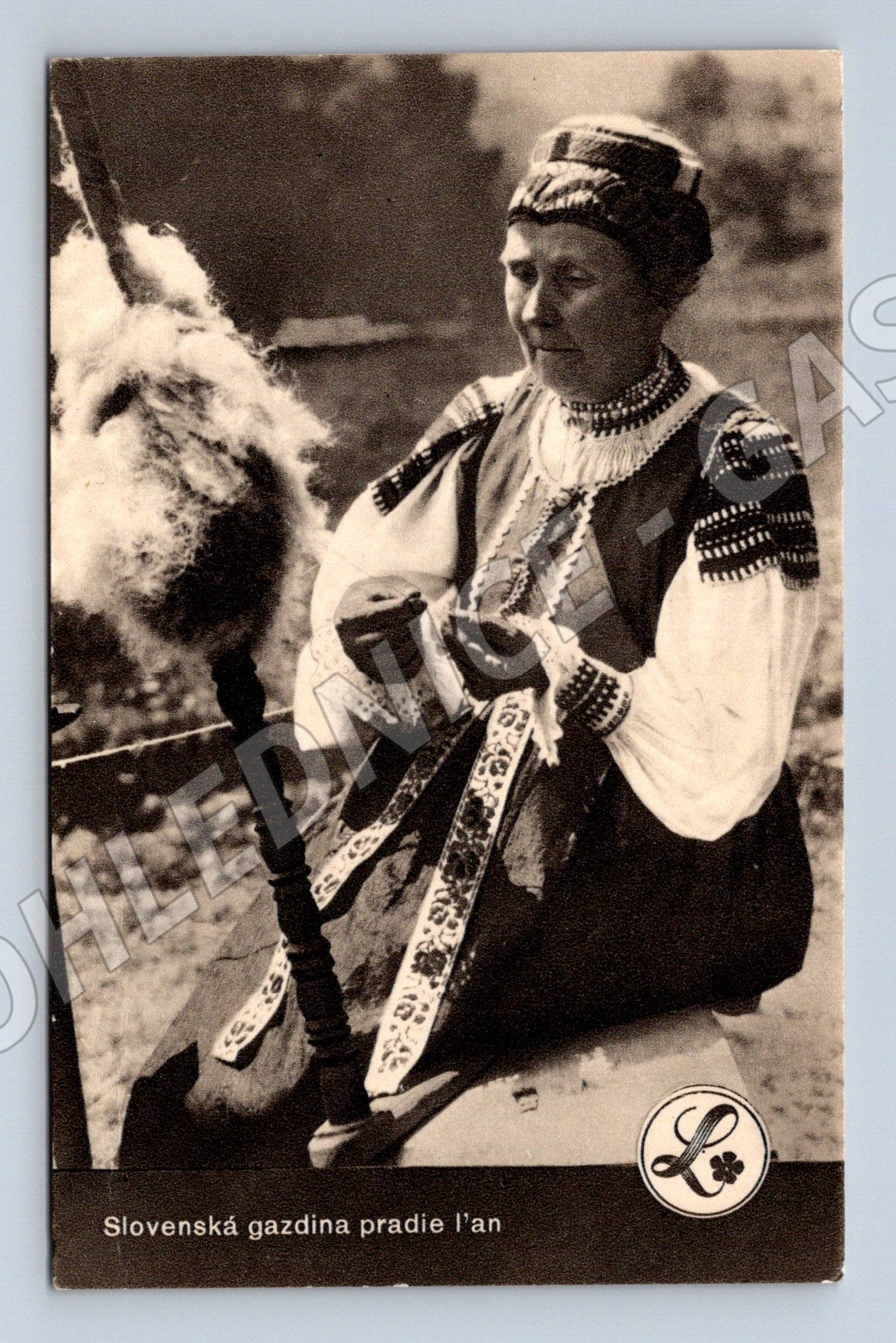 Postcard Slovak housewife spun flax (M8883)