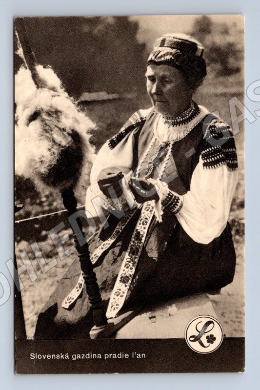 Postcard Slovak housewife spun flax (M8883)