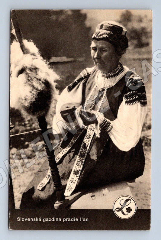 Postcard Slovak housewife spinning flax (M8884)