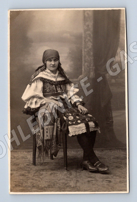 Postcard woman in folk costume LEONAR (M8886)