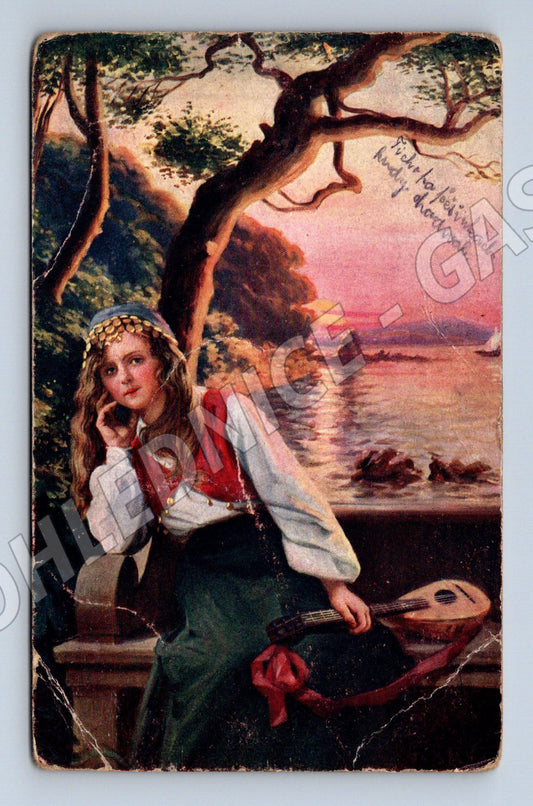 Pohlednice dívka s mandolínou v kroji etno (M8936)