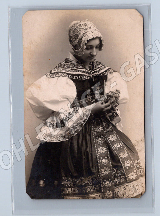 Pohlednice dívka v lidovém kroji etnografie (M8939)