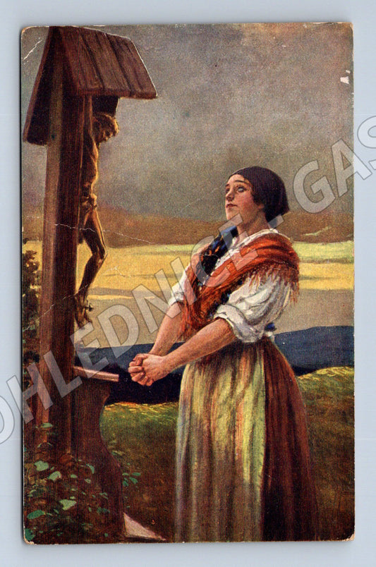 Pohlednice žena v kroji u kříže etnografie (M8945)