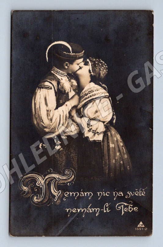 Pohlednice polibek v krojích 1922 ČSR (M8983)